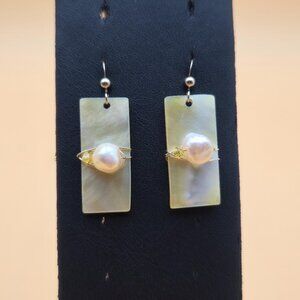 Gold Tone Genuine Pearl Shell Handmade Vintage Earrings A5954